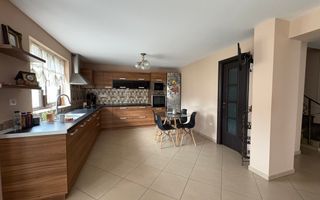 Casa cu 5 camere  I Curte 920 mp  I Tocile - Poză 1