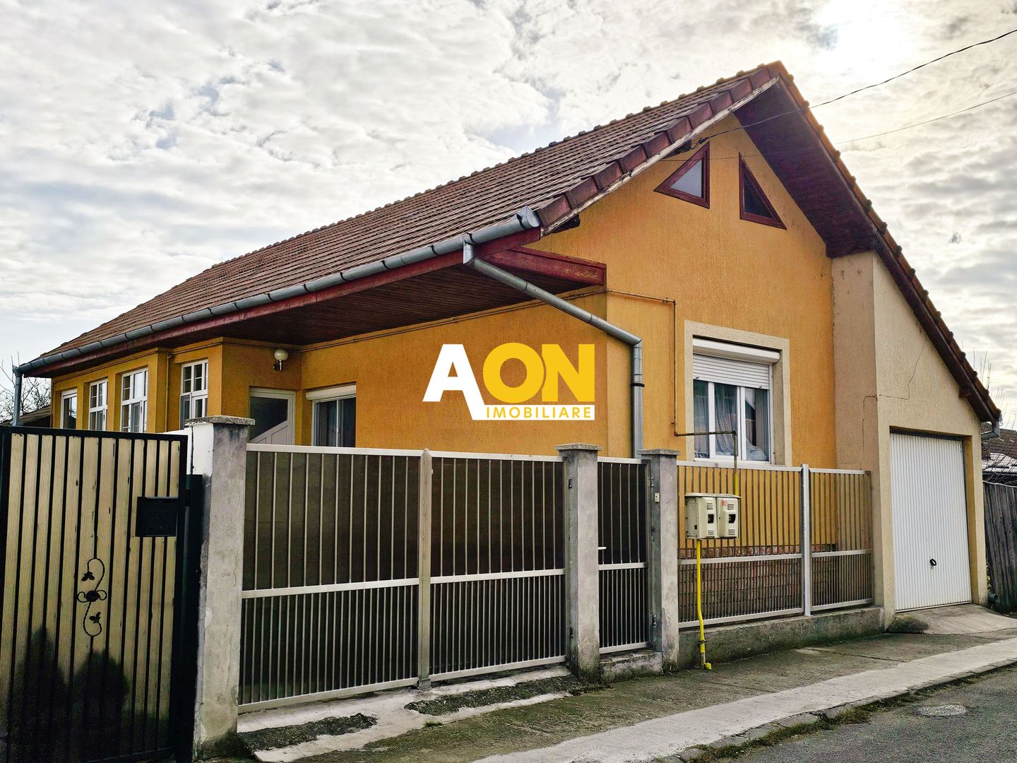 Casa 4 camere, cu garaj si pivnita, 269 mp teren, zona Lipoveni - Poză 1