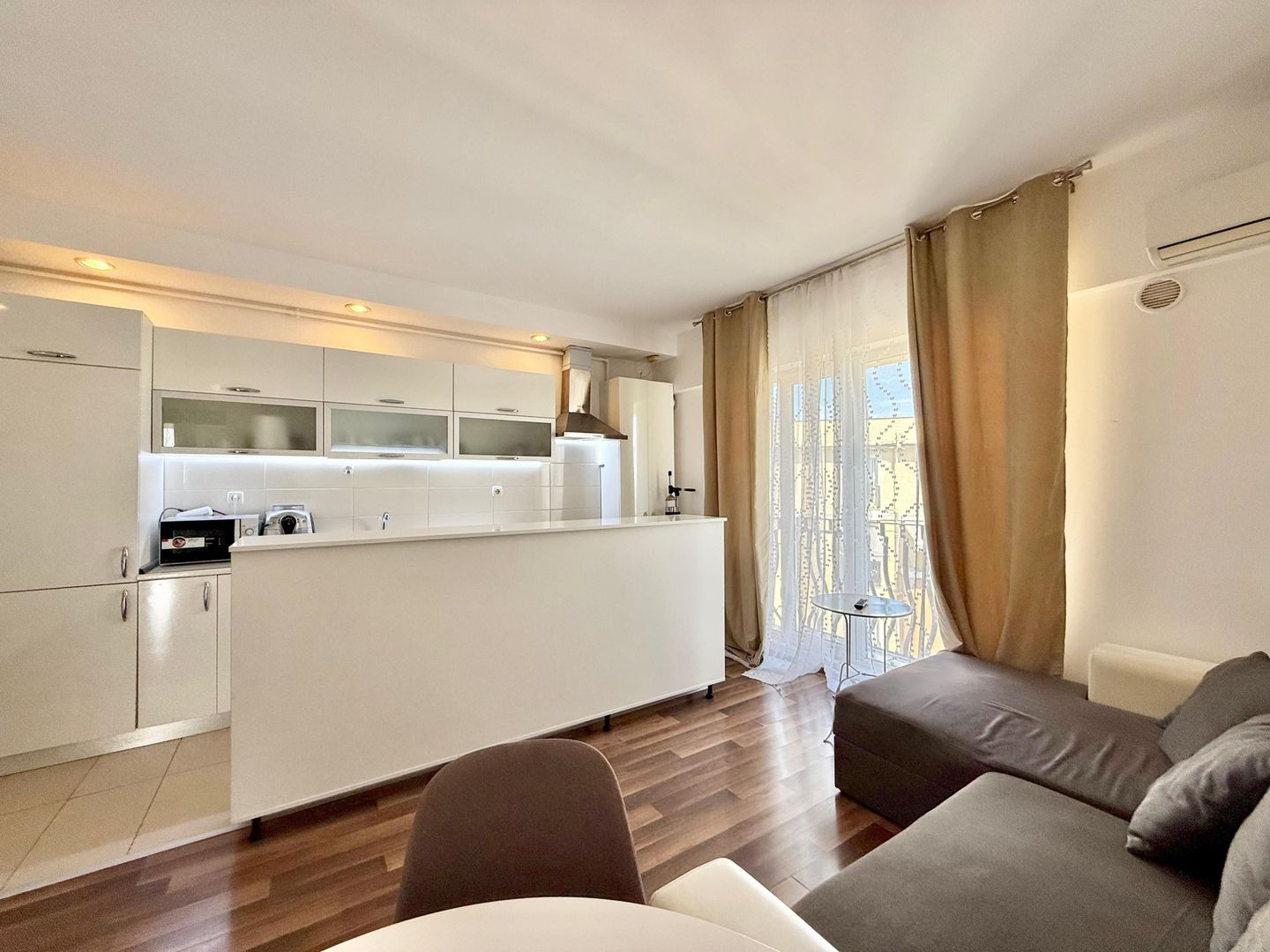 COSMOPOLIS - Apartament cu 3 camere, mobilat si utilat. - Poză 2