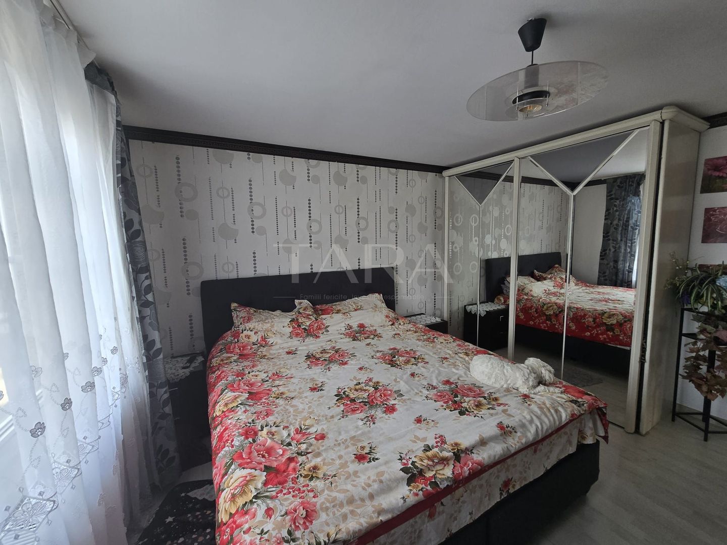 Casă spațioasă, 556 mp teren – Câmpenești, mobilată și utilată - Poză 3