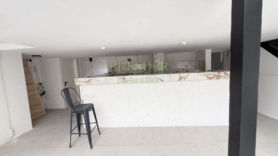 Spațiu comercial renovat, cameră mare și tavan retractabil - Poză 3