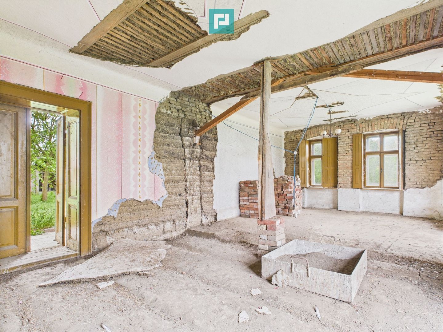 Casă de reabilitat pe teren generos- Comuna Variaș - Poză 20