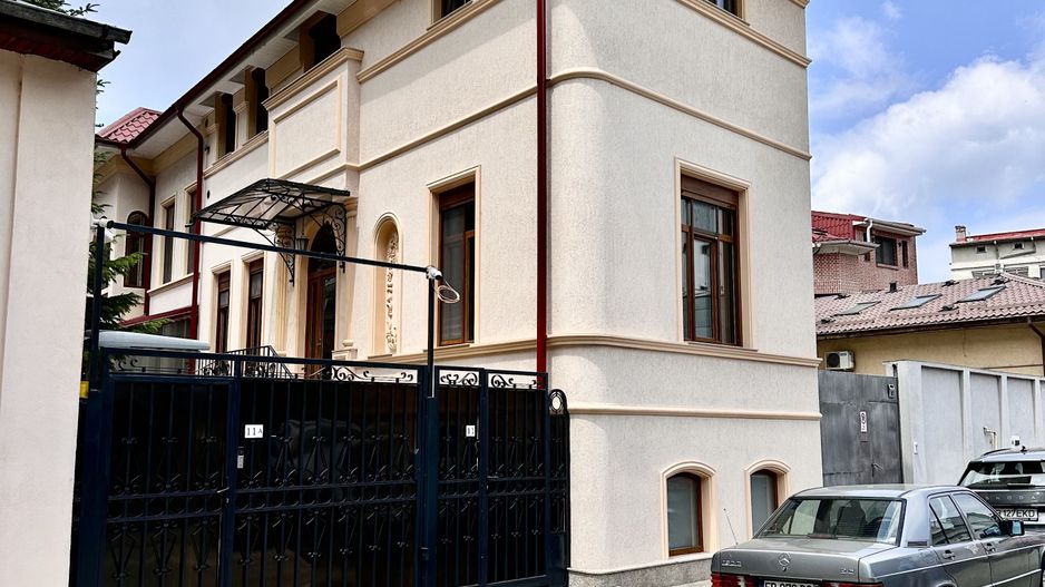 Casa de inchiriat, 3 camere, 3 bai, renovata, prima inchiriere. - Poză 1
