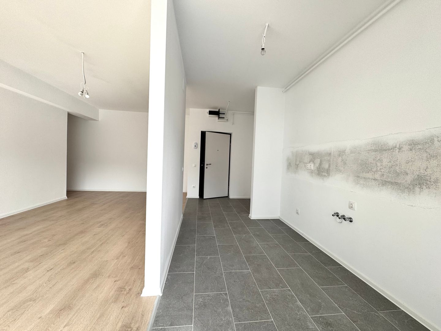 3 camere. Dormitor matrimonial cu baie en-suite. 83 mp Utili. - Poză 11