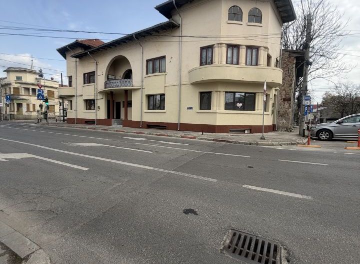 Spațiu birouri / locuință – 181 mp utili, etaj + mansardă în vilă, Centru Piteșt - Poză 1