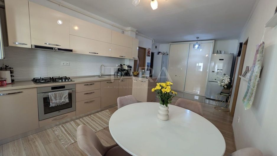 Apartament cu 3 camere, balcon închis, parcare cu CF separat. - Poză 1