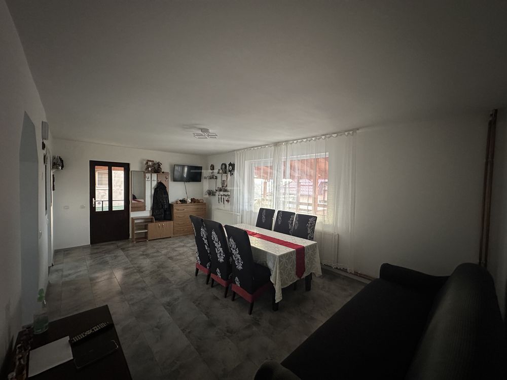 Casa de vanzare in zona  centrala a localitatii - Poză 2