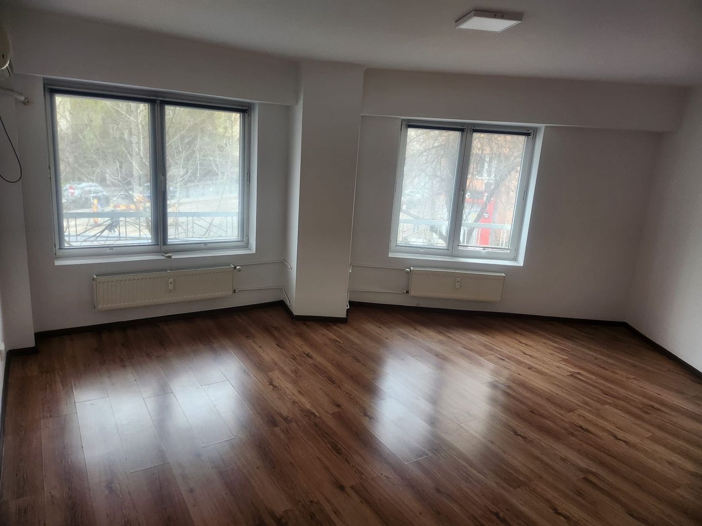 Închiriez apartament 2 camere nemobilat, Piața Muncii, pretabil birou - Poză 1