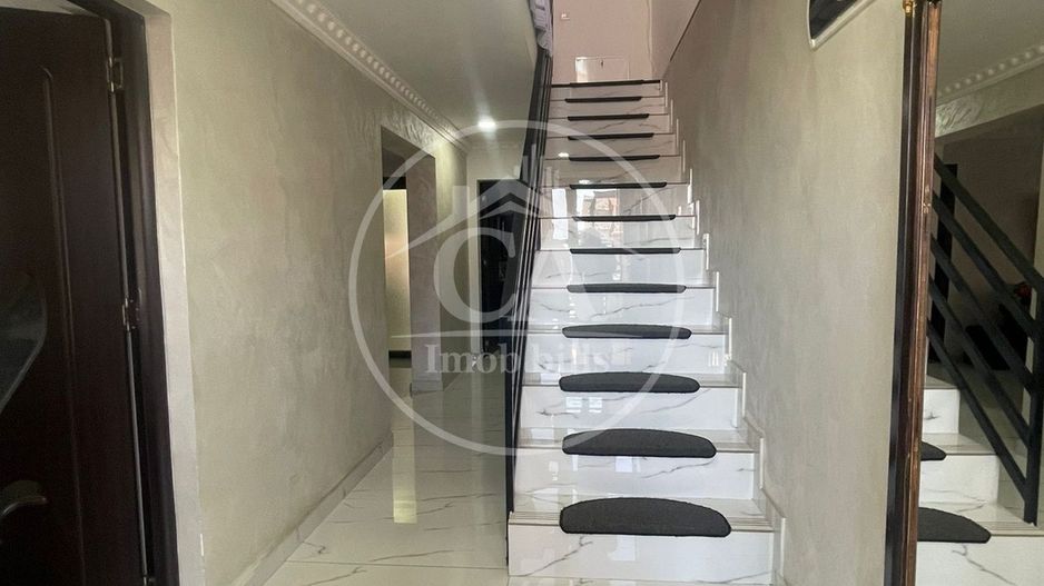Casă de vânzare cu 4 camere în Cartierul Tineretului, Oradea - Poză 9