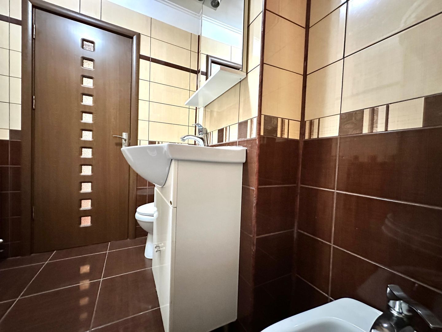 Apartament 3 camere zona Tractoru cu loc de parcare si boxa - Poză 12