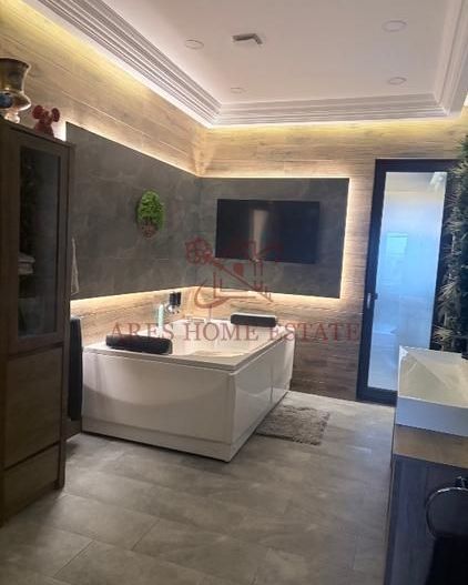 Vila deosebita cu piscina interioară - Poză 13