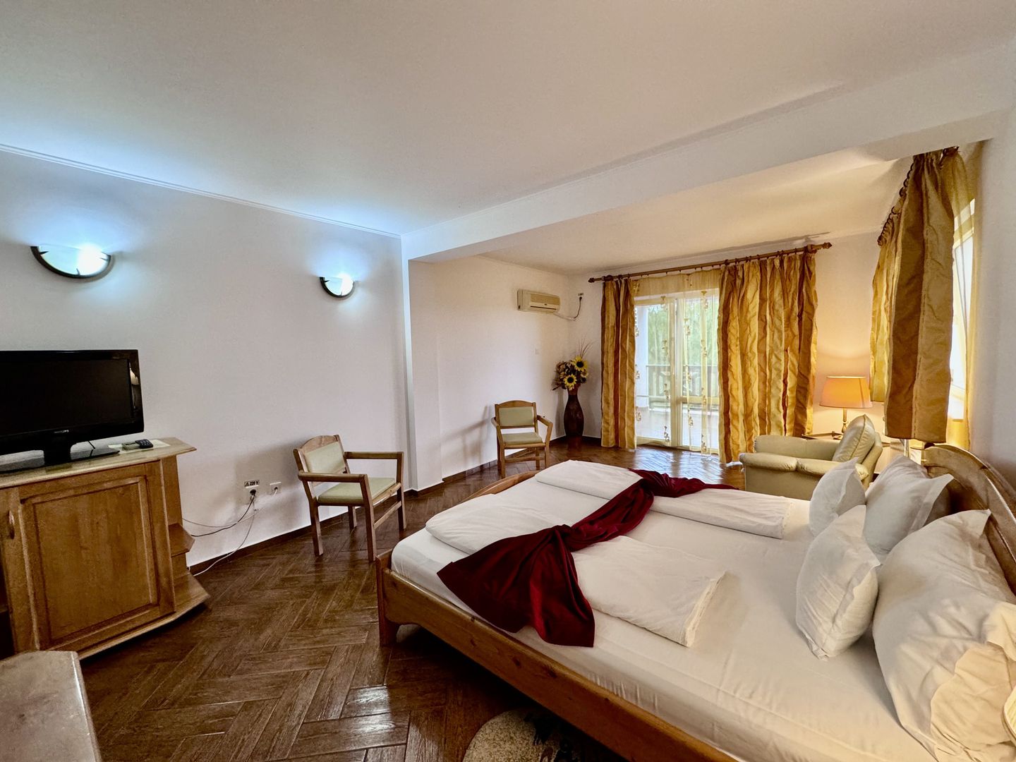 Hotel 20 camere Delta Dunarii 100 m deschidere teren 12000 mp acces auto - Poză 13