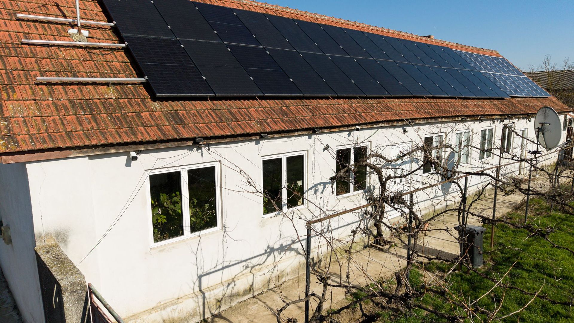 Casă  Sântana cu 3 camere și panouri fotovoltaice - Poză 1