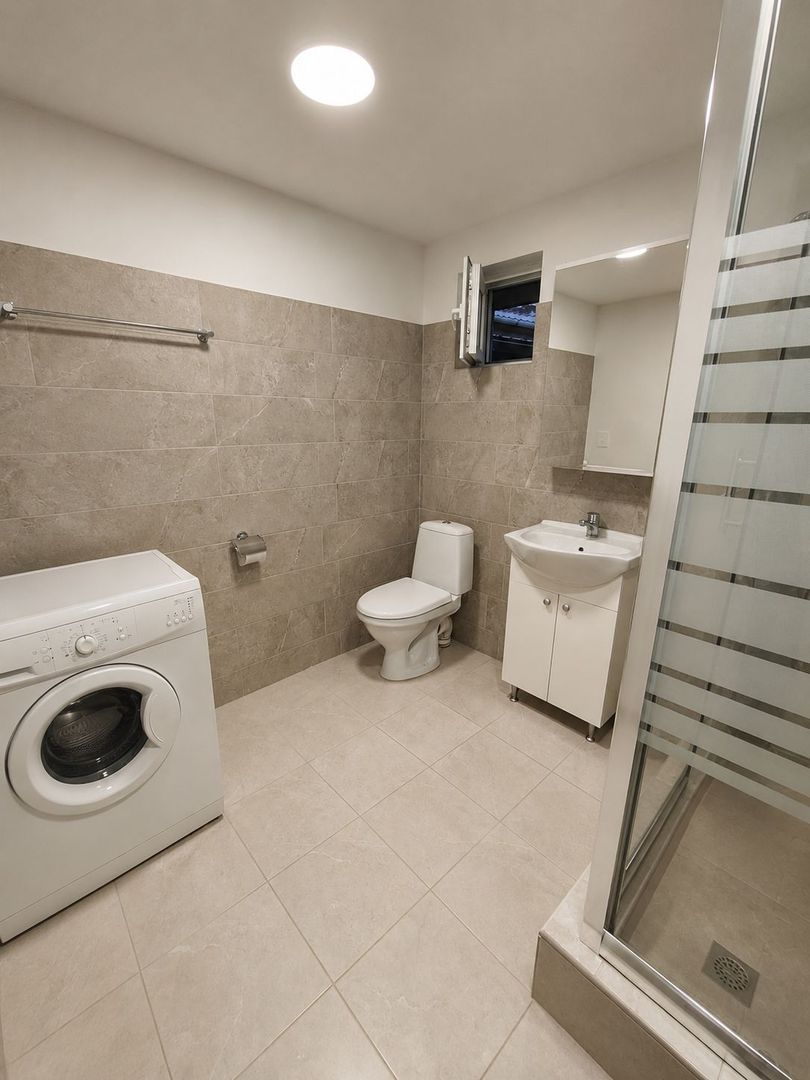 Proprietate cu două locuințe, garaj încălzit, foișor, 600 mp in Ernei - Poză 18