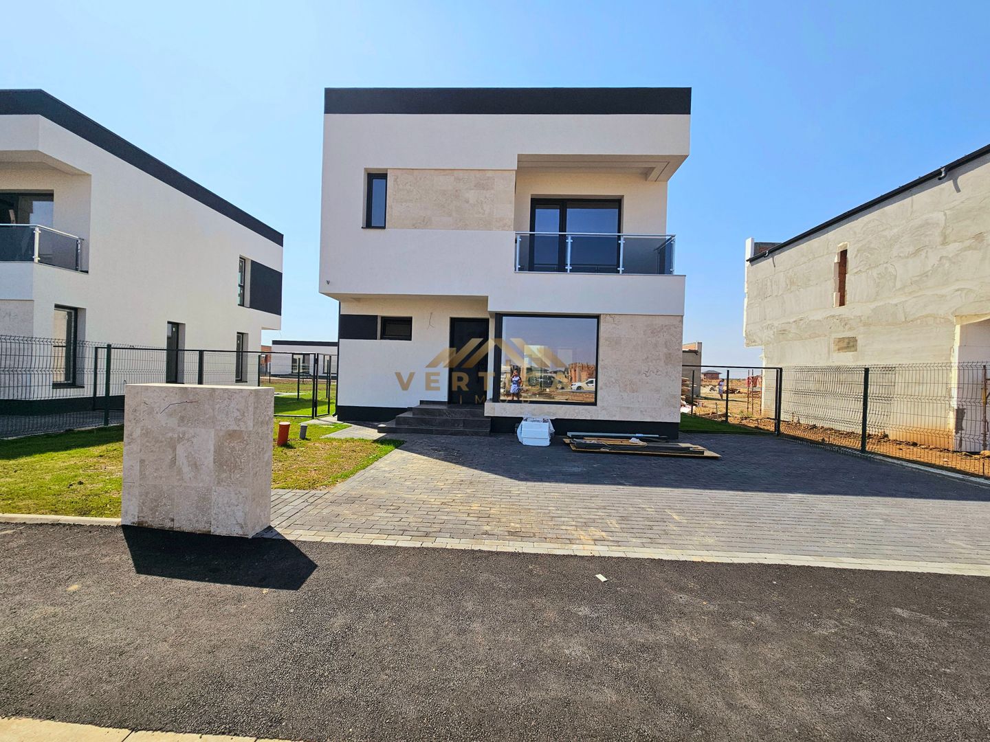 De vanzare vila 4 camere - cartier Mega Parc Residence -comuna Berceni - Poză 3