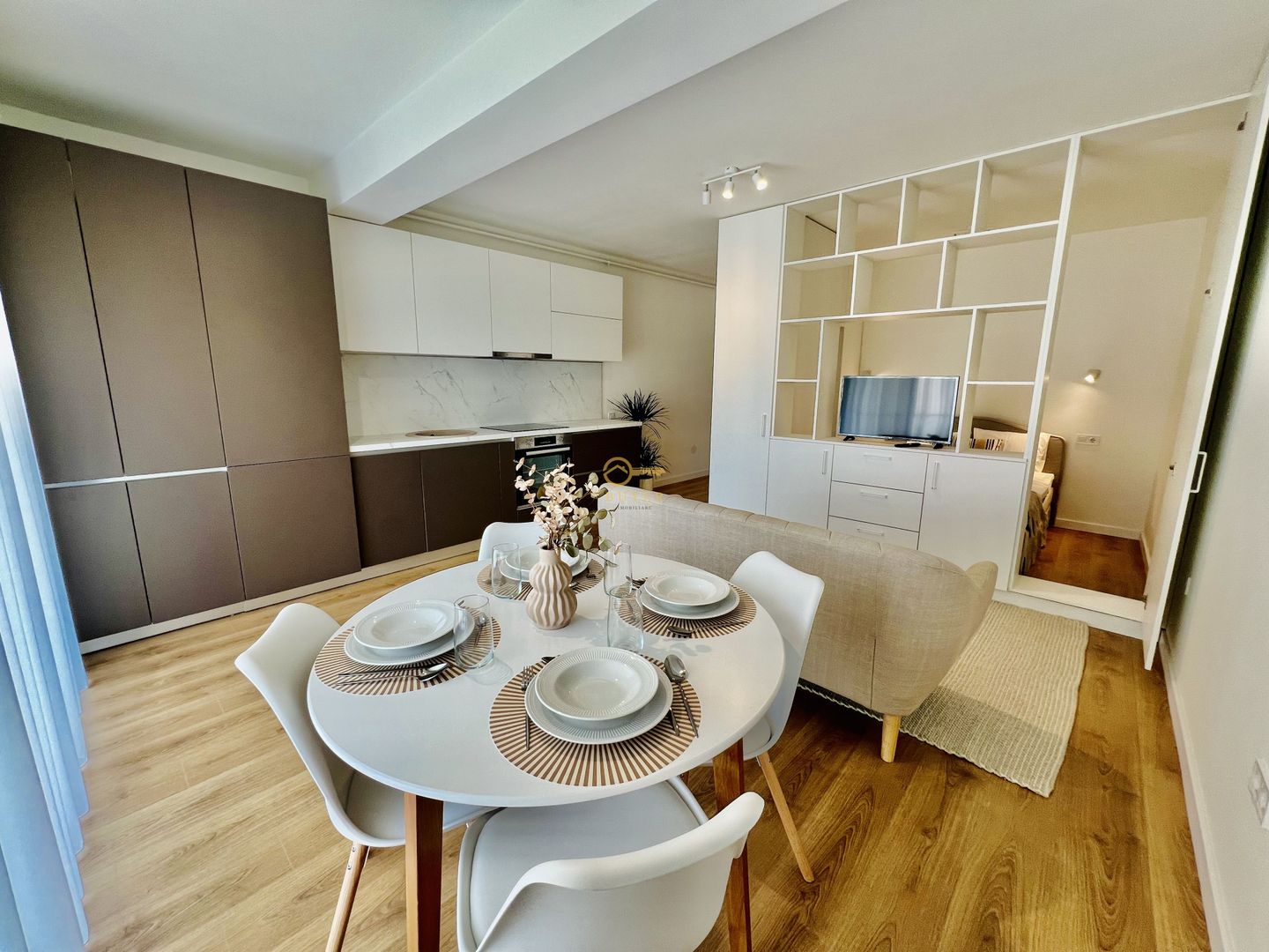 Garsoniera spatioasa LA CHEIE- Incalzire in pard, jaluzele electrice - Poză 1