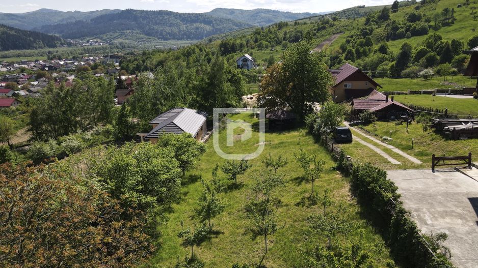 Casa bătrânească cu foișor și teren - Poză 1
