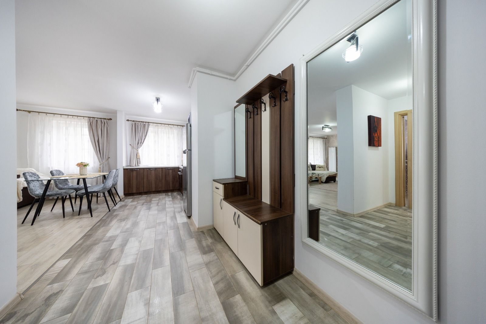 Apartament cu doua camere modern ,cu boxa in Top City - Poză 3