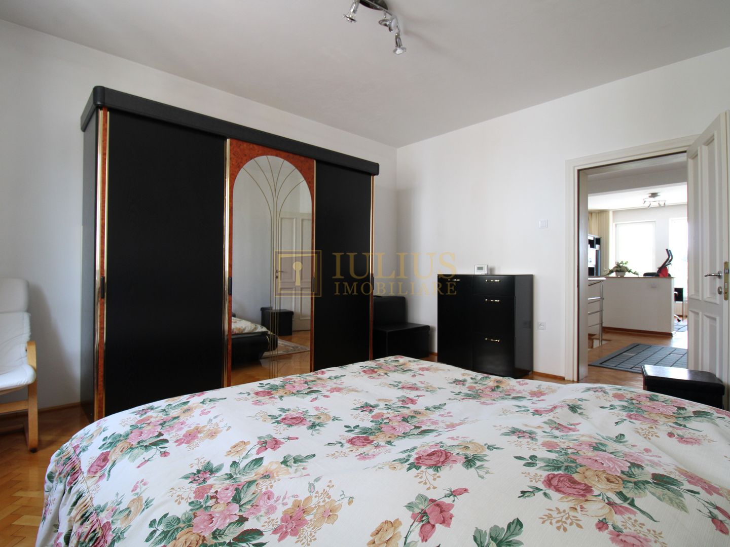 3 dormitoare, 3 bai, living spatios, 2 terase si curte. - Poză 26