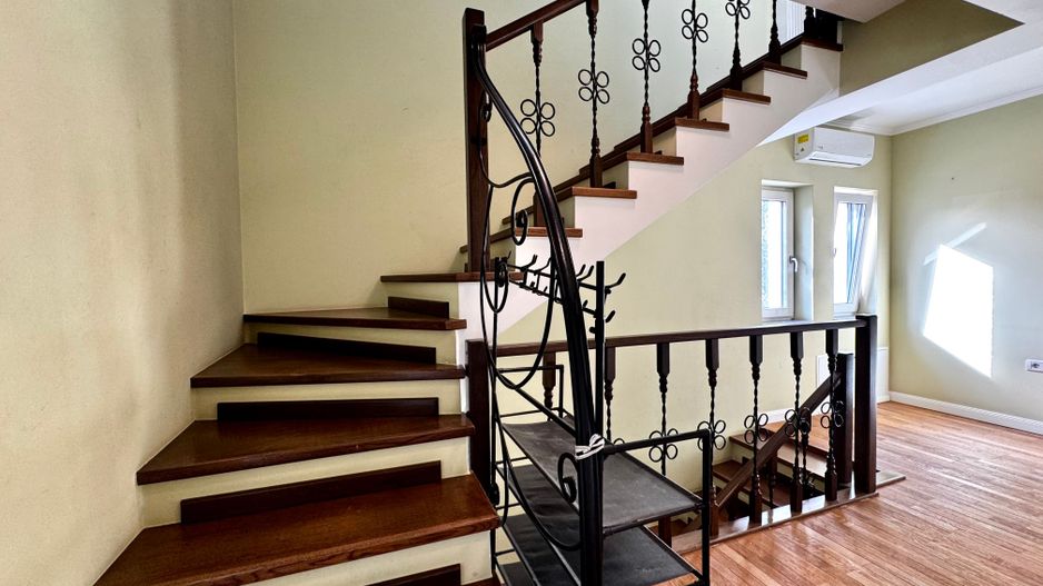Casa spațioasă, cu teren generos, zona liniștită - in Braytim - Poză 9