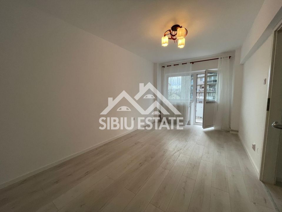 Apartament decomandat cu 2 camere, balcon, etaj 3, recent renovat, -Sibiu - Poză 2