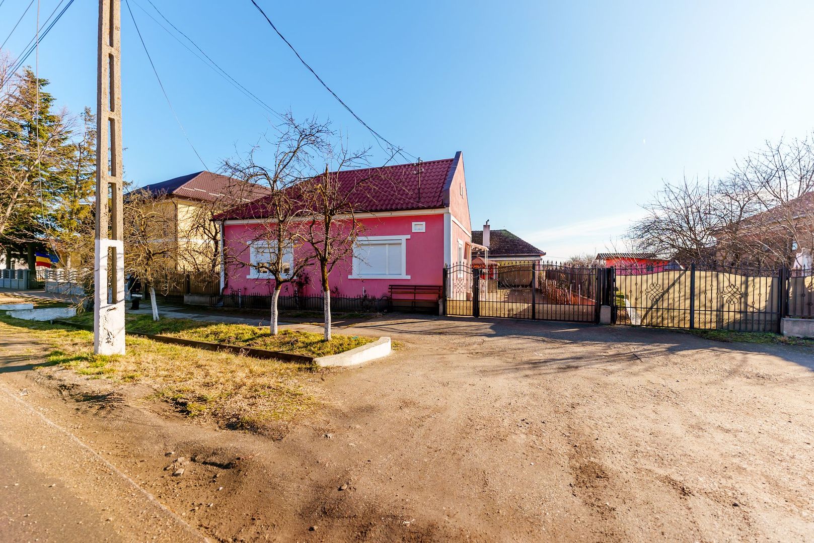 Casă deosebită, în centrul localității Târnova - Poză 1