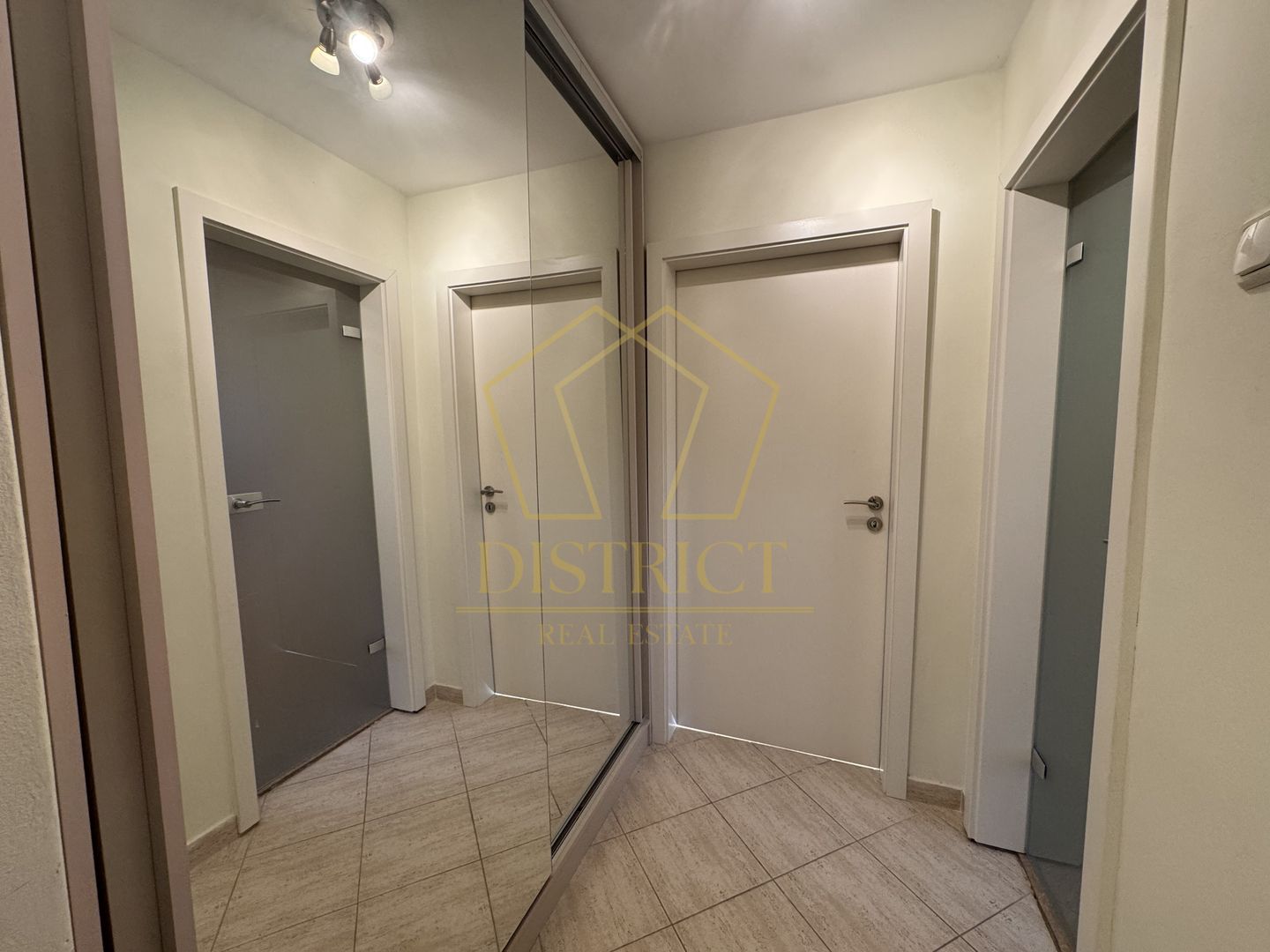 Apartament spatios cu 4 camere si garaj | Spitalul Judetean - Poză 17