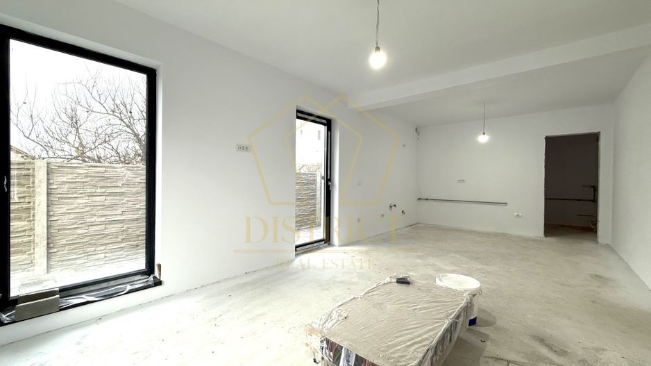 Duplex despartit prin camera tehnica cu 4 camere | Giroc - Poză 1