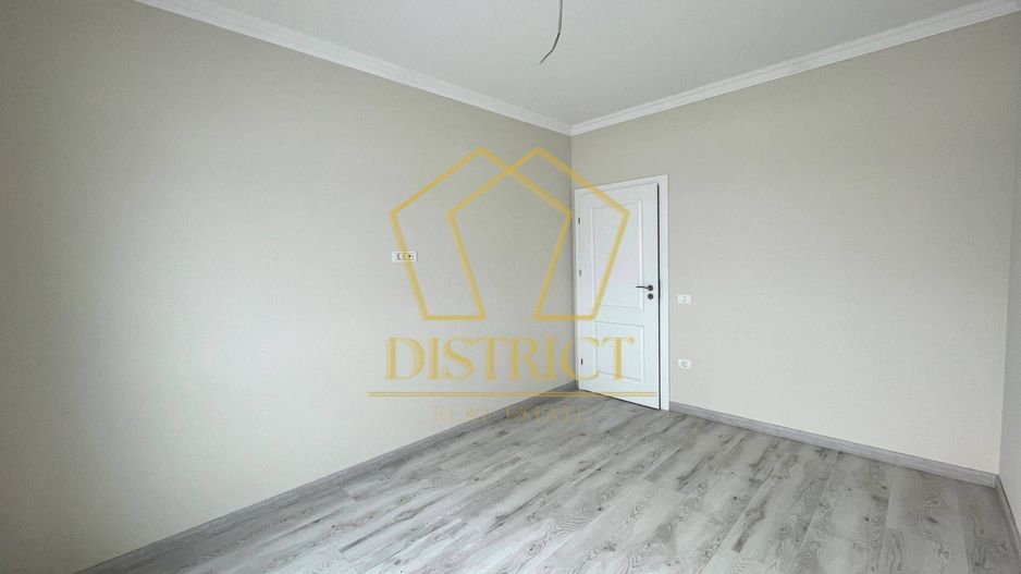 Casa despărțită prin garaj cu 5 camere | Giroc - Poză 9