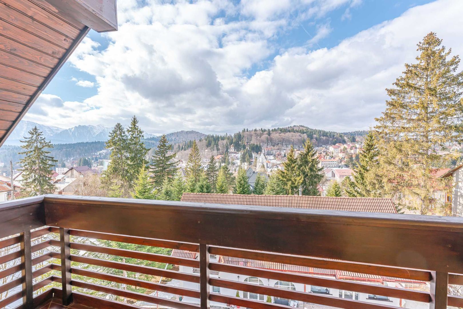 Apartament cu două dormitoare în Predeal, aproape de Pârtia Clăbucet - Poză 2