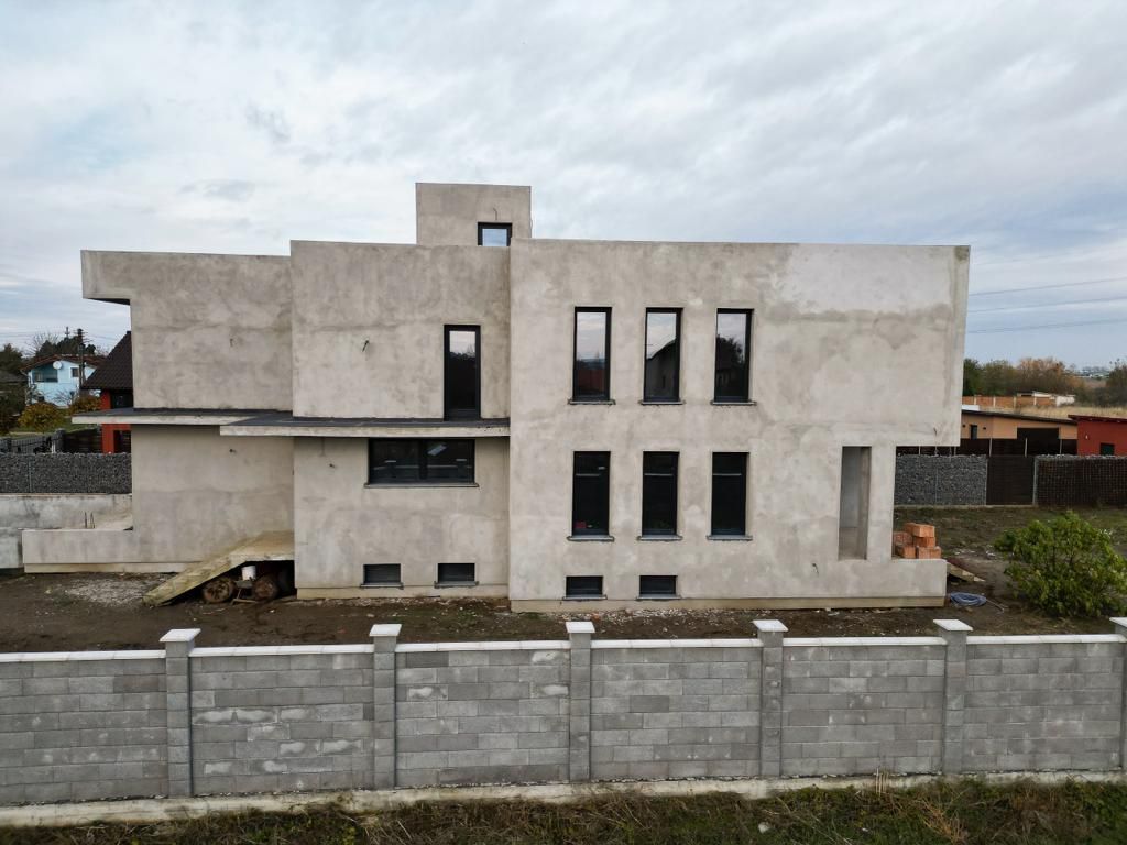 Vilă modernă pe 3 niveluri la gri în Poltura - Poză 5