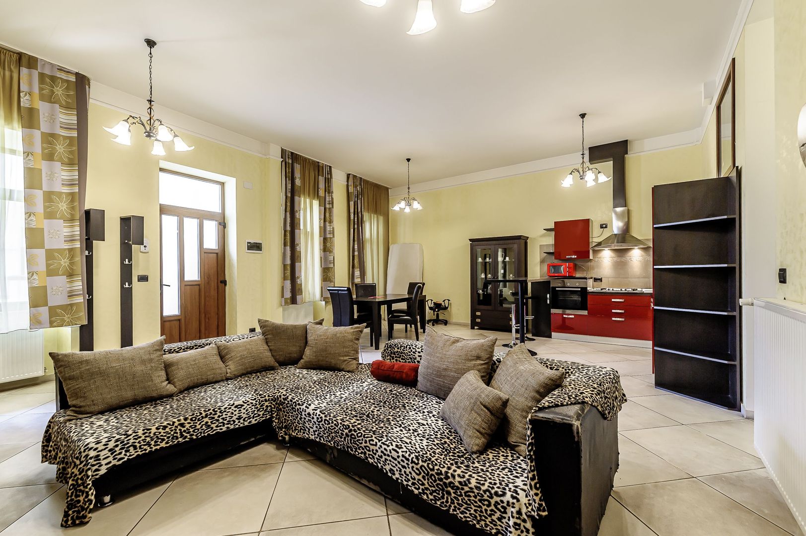 Apartament de vis, b-dul Revolutiei nr 83, Etajul 1. - Poză 2