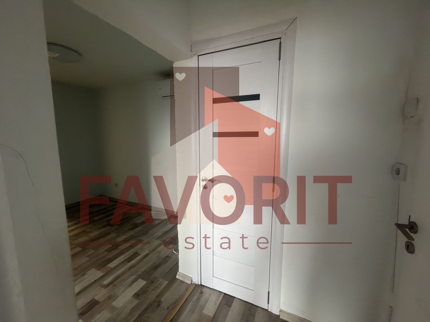 Etaj intermediar. Bloc izolat. Bucatarie inchisa - Poză 12