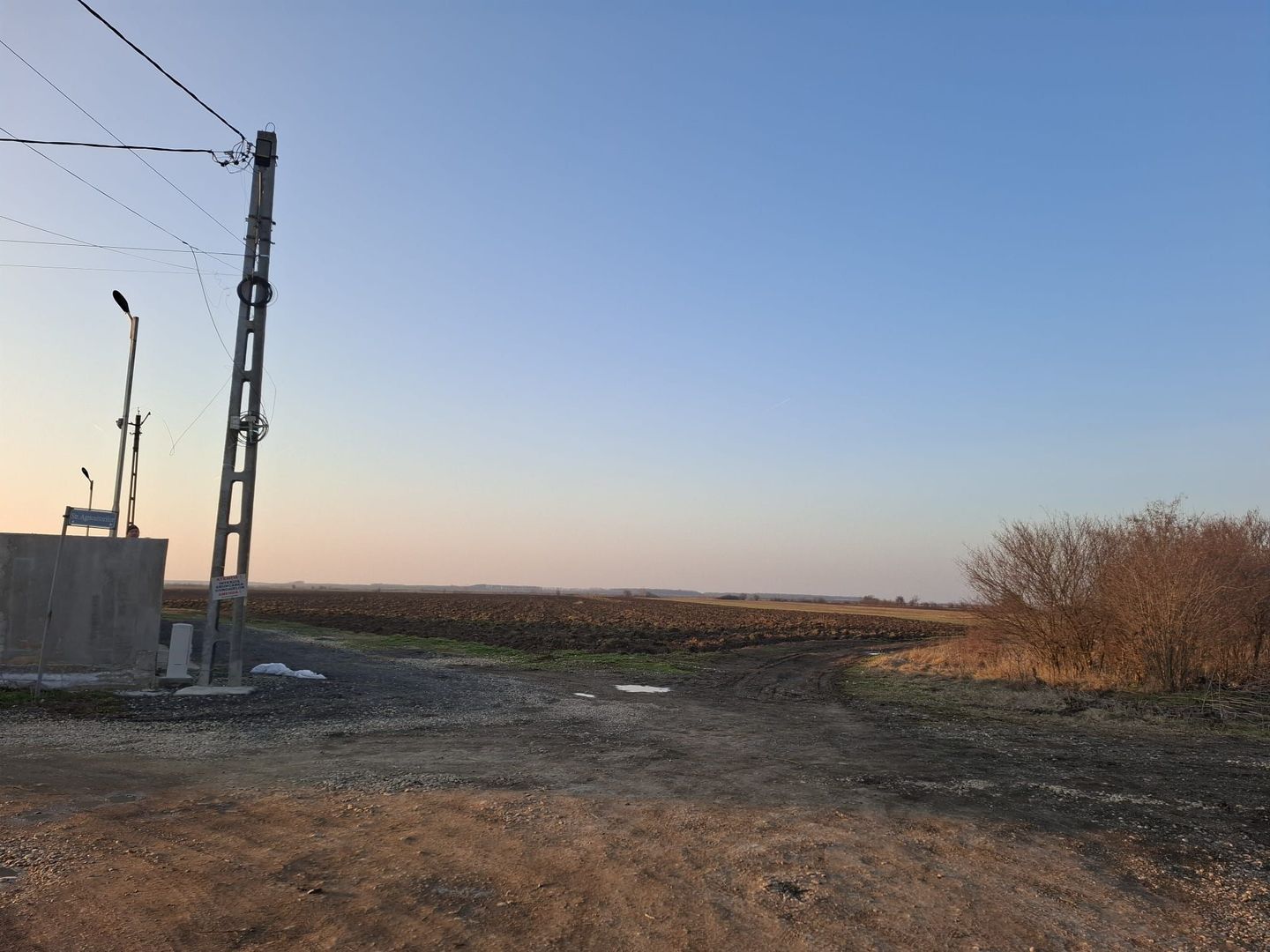 DARZA - CREVEDIA , TEREN INTRAVILAN  20.000 MP - Poză 1