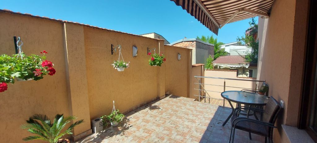 Apartament cu 3 camere pentru vanzare | curte 24 mp | Damaroaia - Poză 1