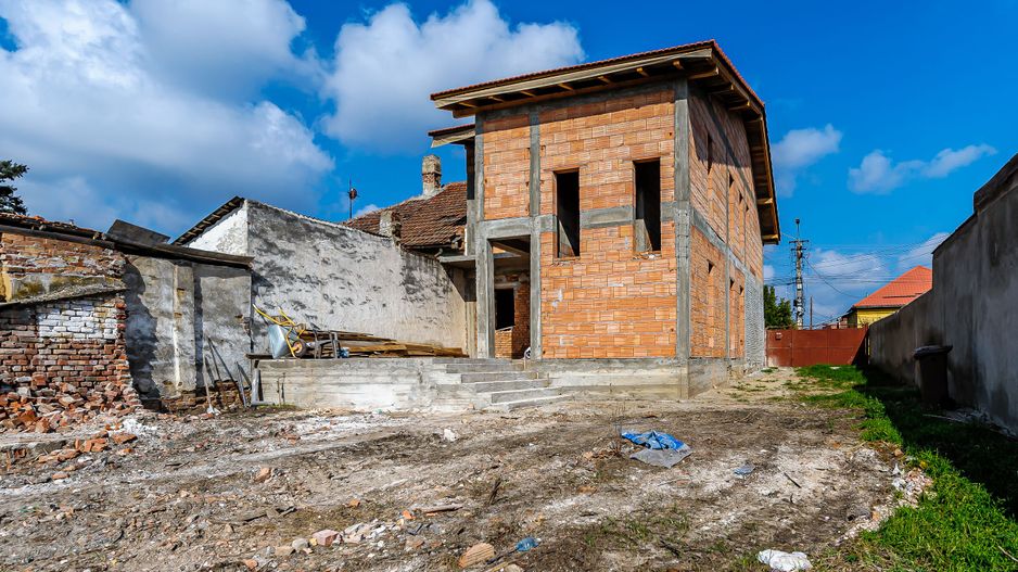 Casă la roșu în Aradul Nou. Zona Adam Müller-Guttenbrunn - Poză 3