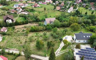 Teren cu vedere la Castelul Bran - Poză 2