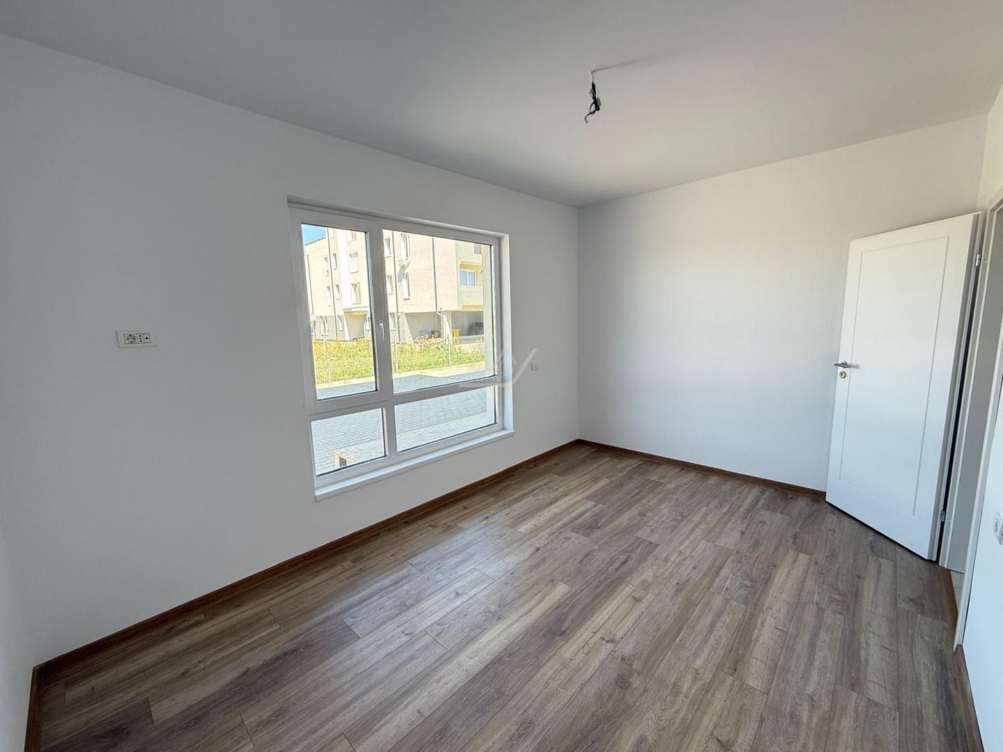 Comision 0! 3 camere.  Etaj 1. Asfalt. - Poză 3