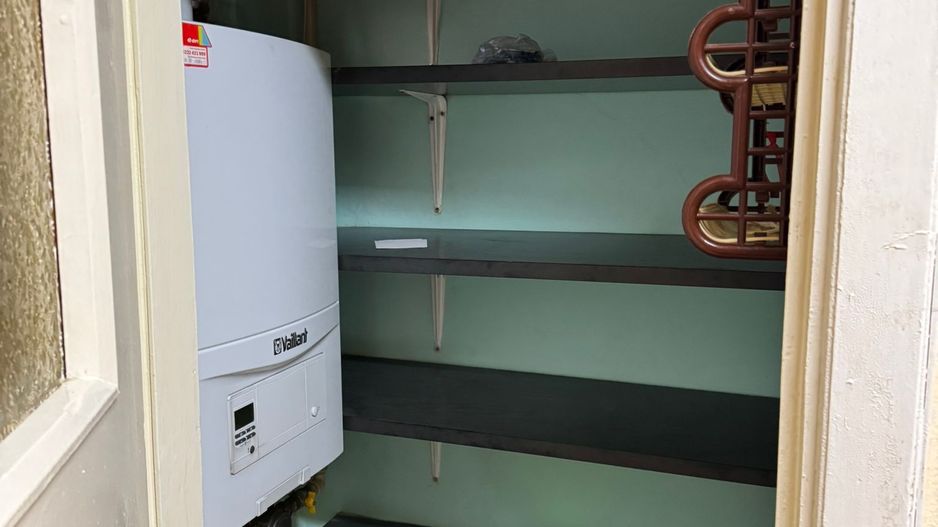 Girocului-Spitalul judetean | 3 Camere | Decomandat | Centrala proprie | Boxa - Poză 3