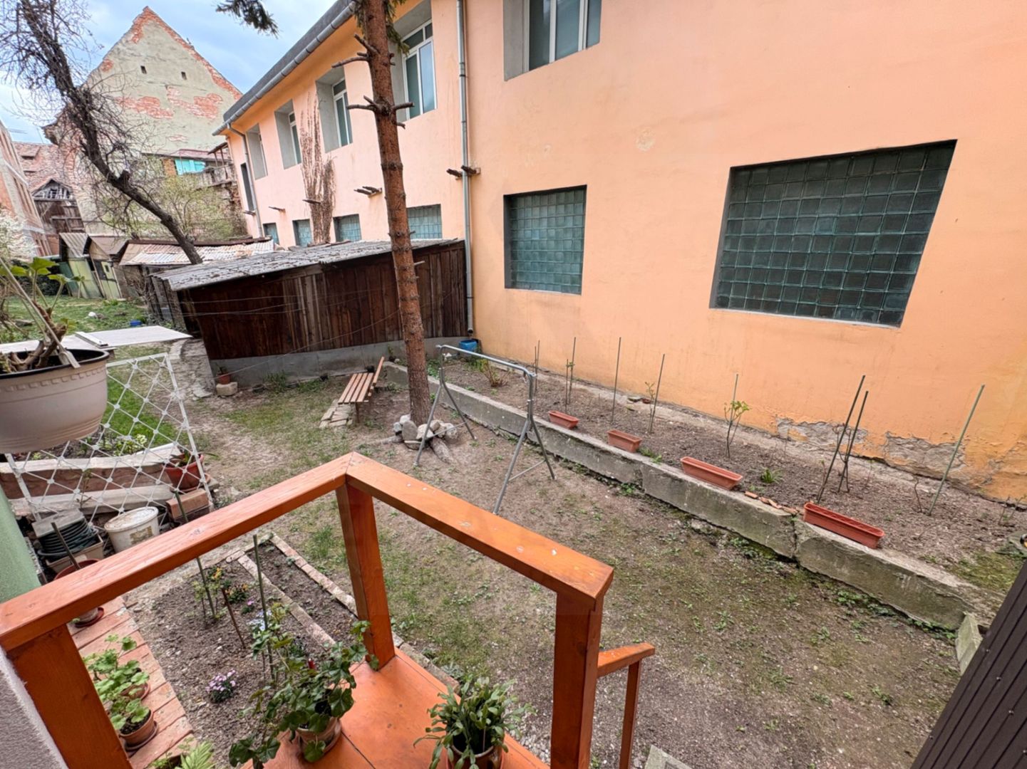 Apartament decomandat 70 mp utili 2 bai pivnita si curte 58 mp Central - Poză 18