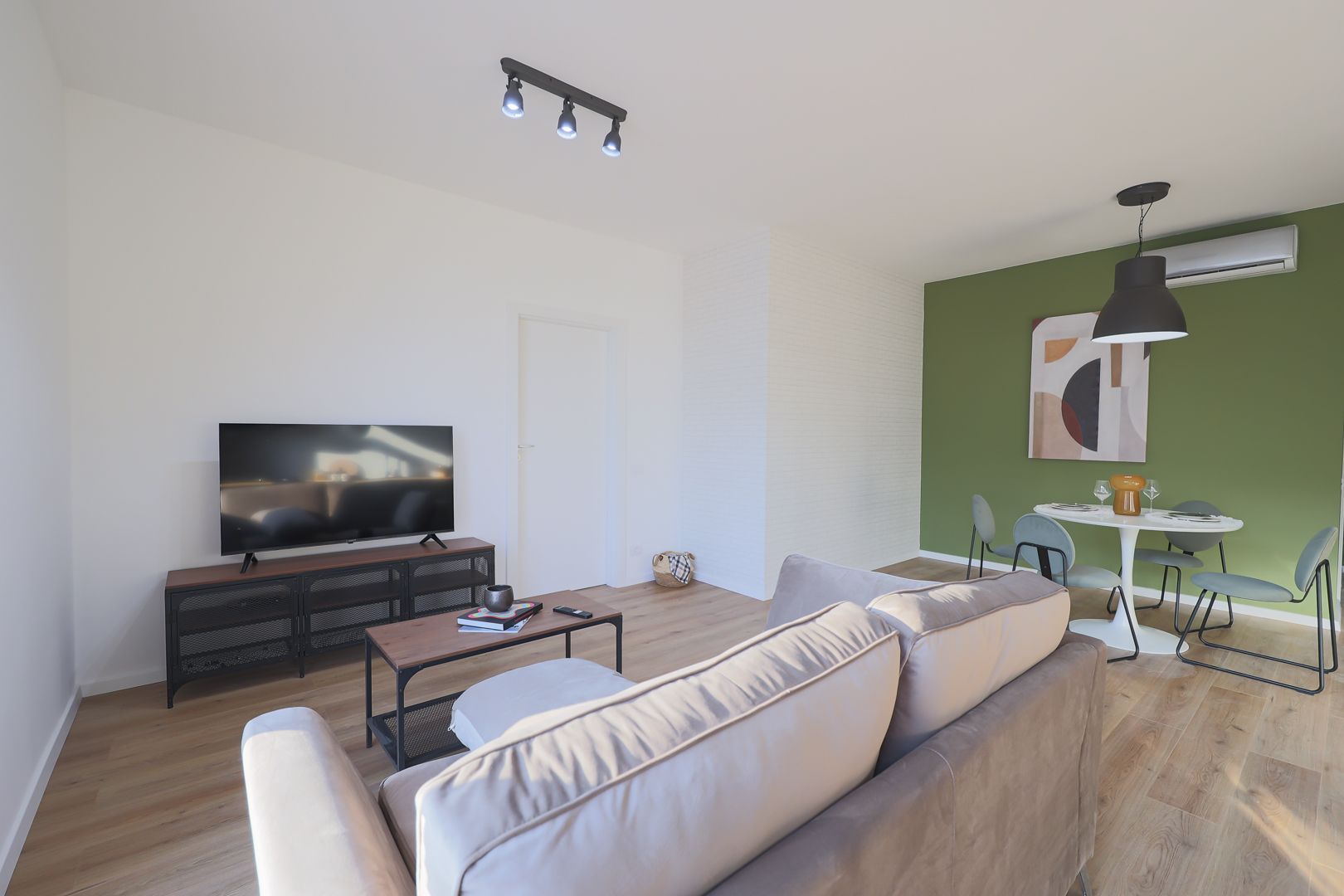 De inchiriat apartament nou si modern cu 2 camere in ARED AFI - Poză 6