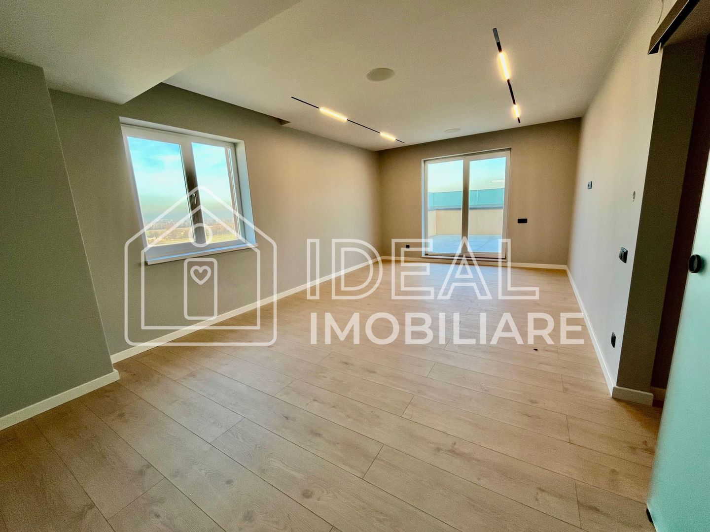 Penthouse cu 3 camere LA CHEIE, cu terase de 200mpu, zona Calea Surii Mici - Poză 5