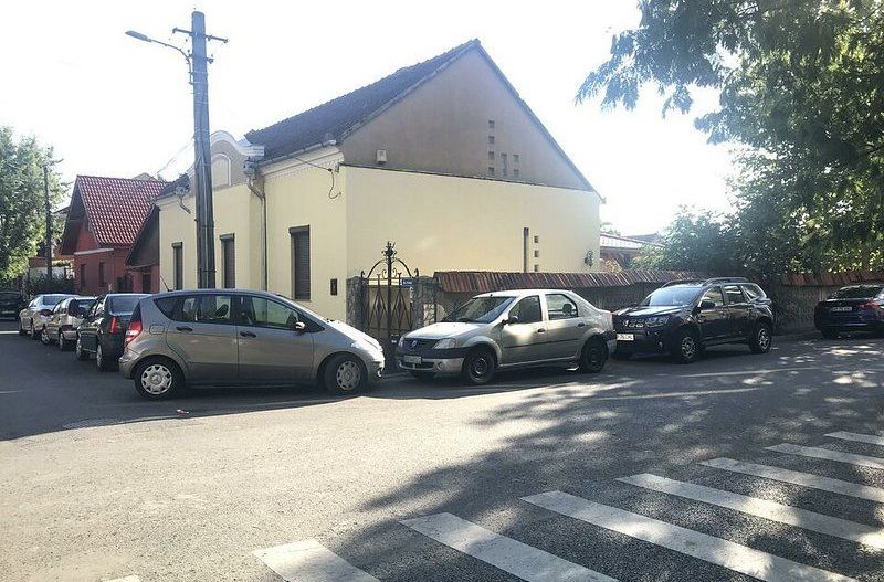 De inchiriat Casa Semidecomandata curte proprie cu 2 fronturi zona Uta - Poză 1