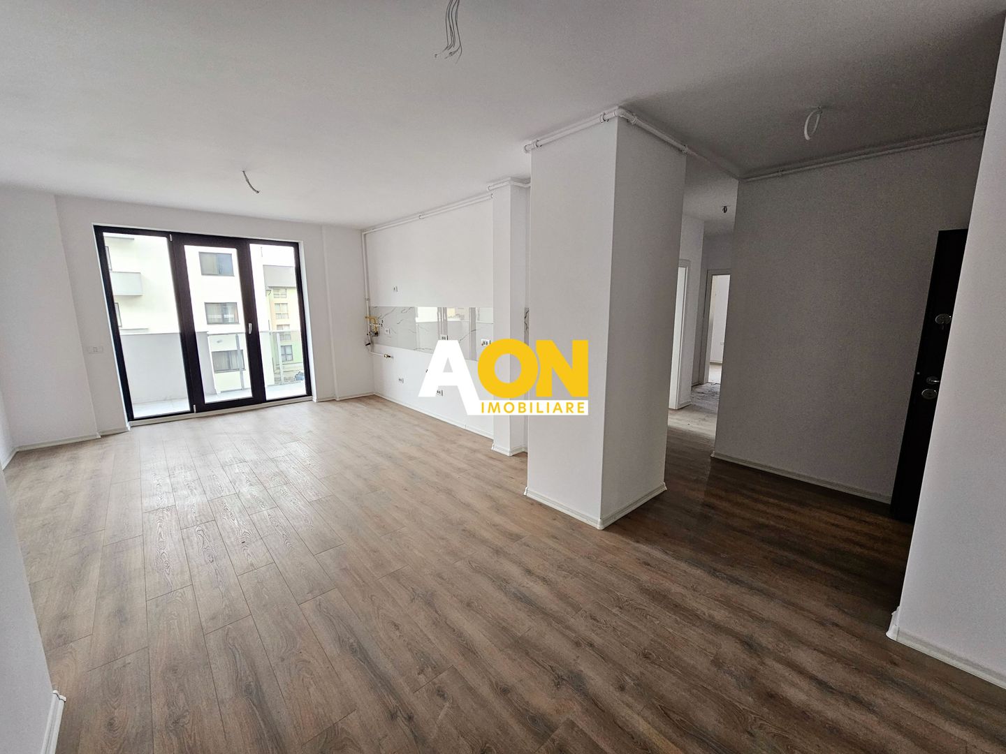 Apartament cu 3 camere, etaj 1, bloc nou 2025, cu parcare - Poză 1