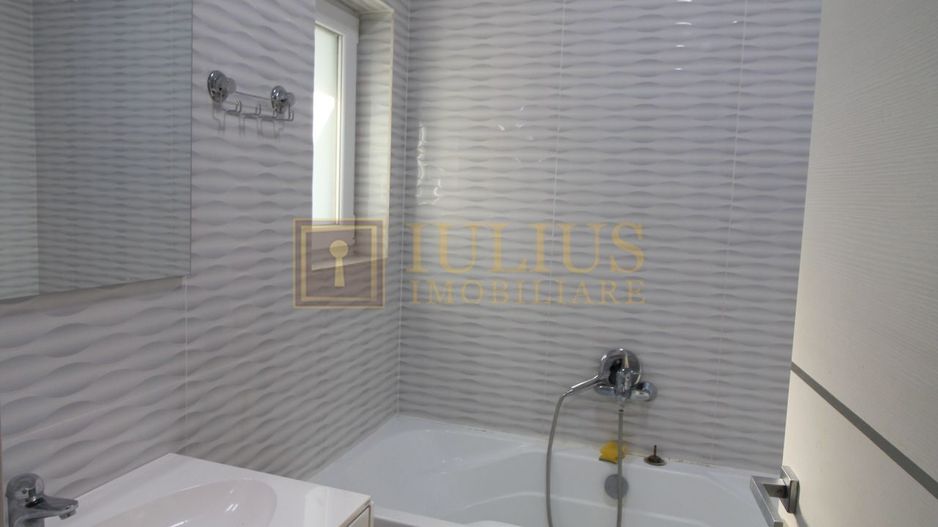 Casa cu 3 camere, locuri de  parcare, curte - Poză 21