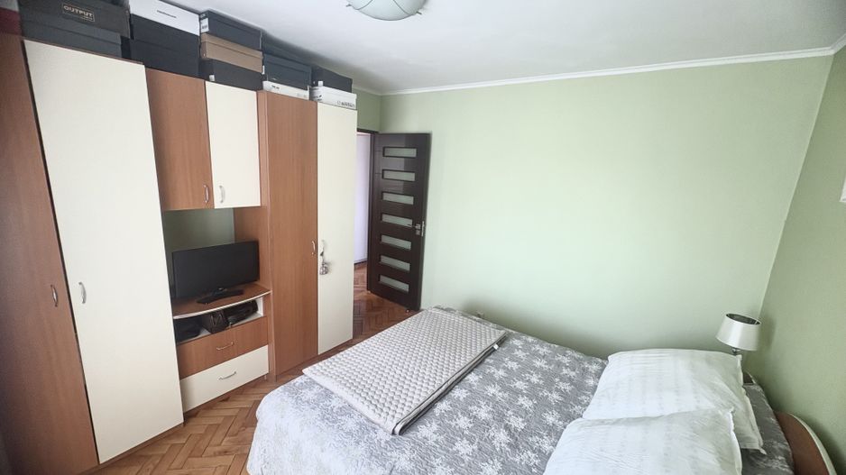 Apartament cu trei camere de vânzare, renovat complet, central - Poză 2