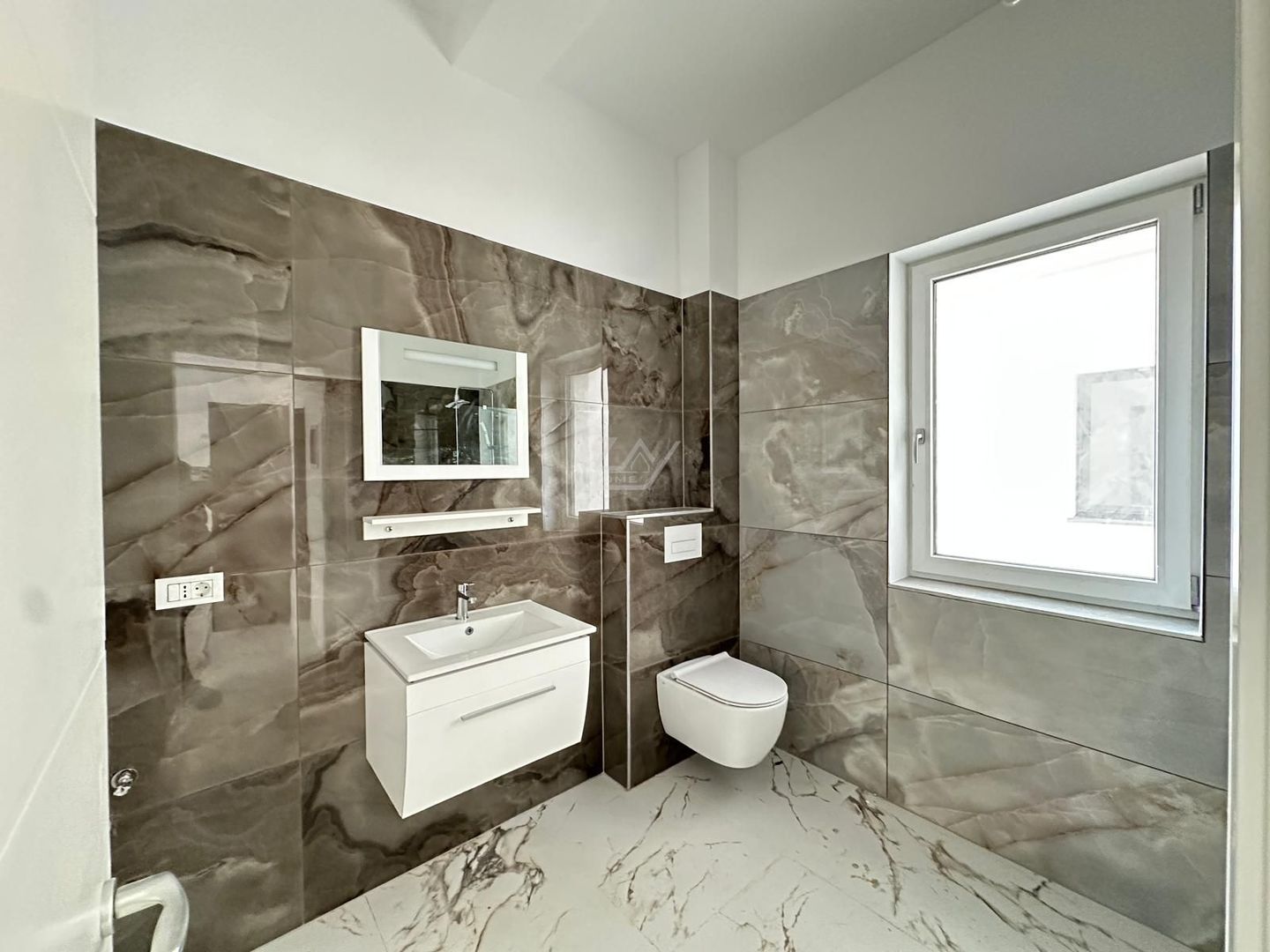 Etaj 1. Balcon mare. Loc de parcare. - Poză 3