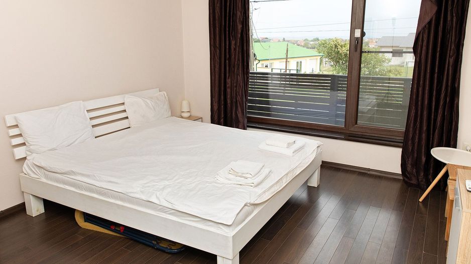 Vilă cu 5 dormitoare, 4 băi, 2 248mp teren, piscină. Preț: 229 000 Eur - Poză 34