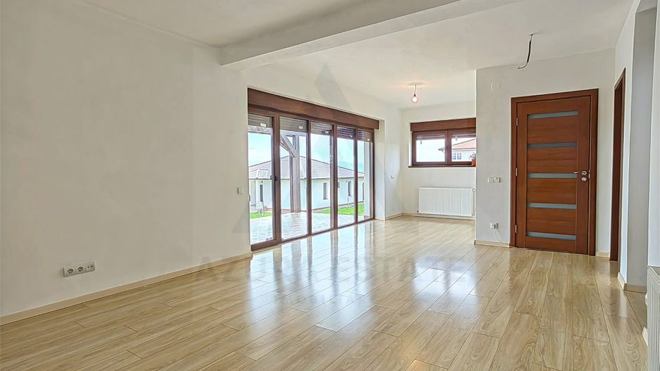 Casa intabulata 5 camere 2 bai si curte generoasa in Bavaria Park - Poză 3