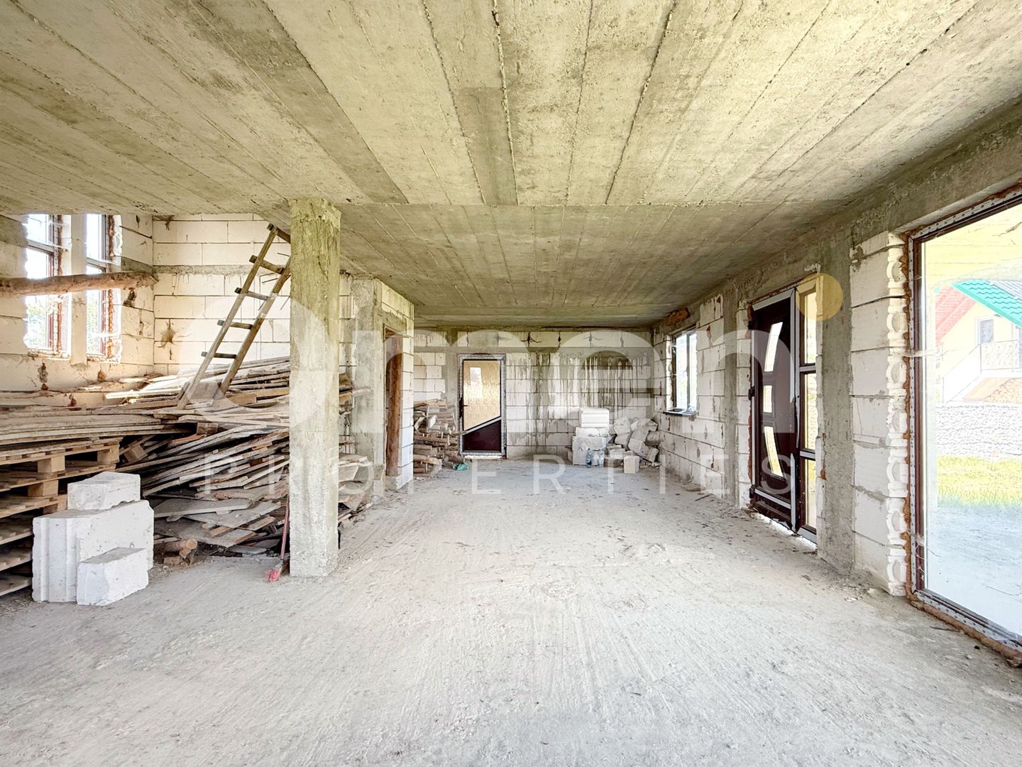 Casă cu potențial imens P+M, teren 7,91 ari, zonă liniștită, Ocna Șugatag. - Poză 1